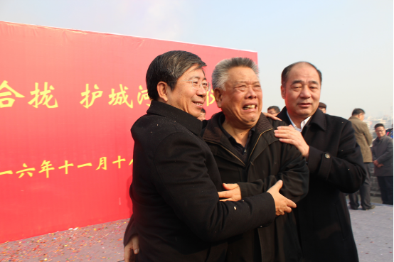 安大钧主任（中）喜极而泣，和张吉福书记（左）、马彦平市长（右）紧紧拥在一起，连说三个“谢谢”