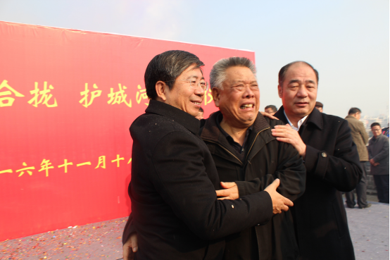安大钧主任(中)喜极而泣,和张吉福书记(左)、马彦平市长(右)紧紧拥在一起,连说三个“谢谢”