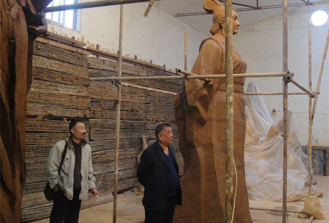 古城保护和修复研究会会长安大钧、专家张滃赴西安审核历史名人雕塑泥稿，著名国家画院雕塑院执行院长陈云冈陪同2。