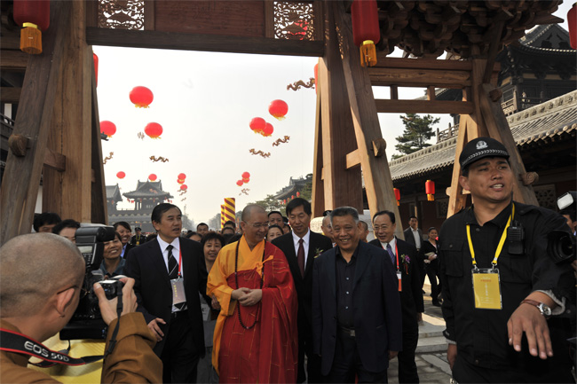 市长耿彦波、市委常委统战部长姚生平、古城保护和修复研究会会长安大钧陪同中国佛教协会常务副会长雪诚法师赴华严寺进行重光大典。