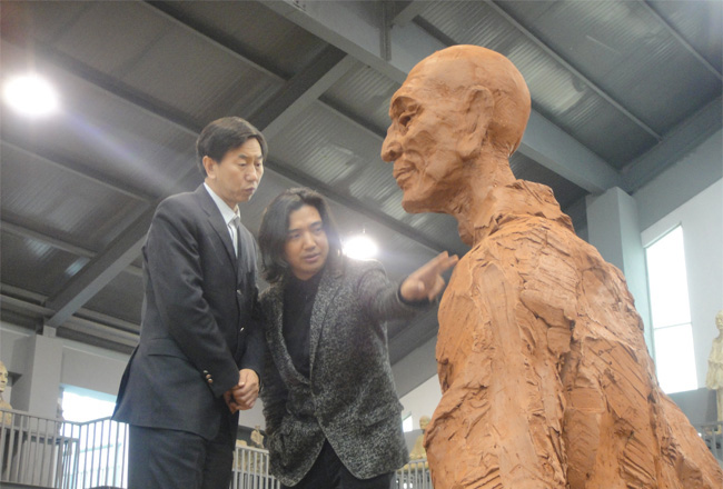 市长耿彦波、古城保护和修复研究会会长安大钧、专家张滃赴南京大学艺术研究院审核“昙曜”雕塑泥稿，著名雕塑家吴为山陪同2。